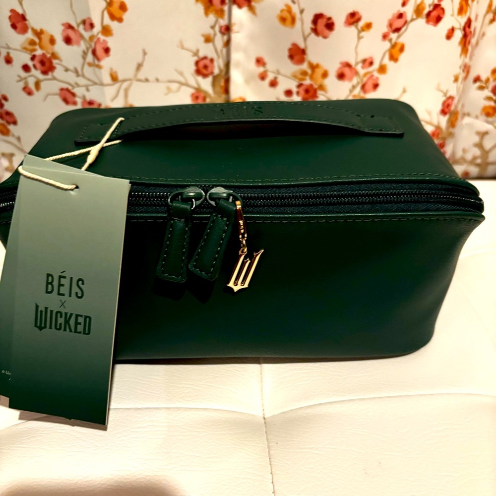 NWT SOLD OUT The Wicked Toiletry Kit in Wicked Green BEIS